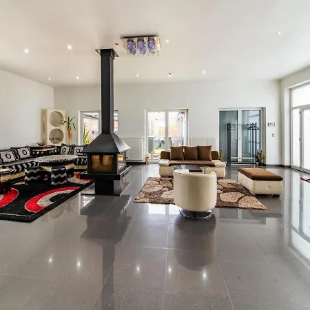 Dom wakacyjny Modern In With Indoor Pool