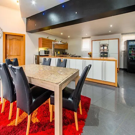Modern In With Indoor Pool Dom wakacyjny *