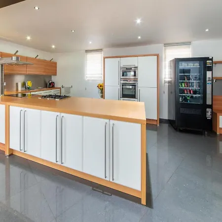 Modern In With Indoor Pool Vakantiehuis *